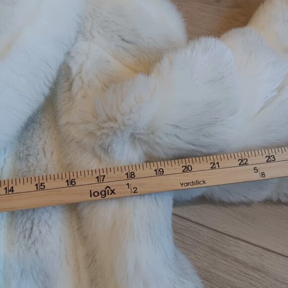 Beautiful Faux Fur Coat Size 11 / 12 - Picture 9 of 16